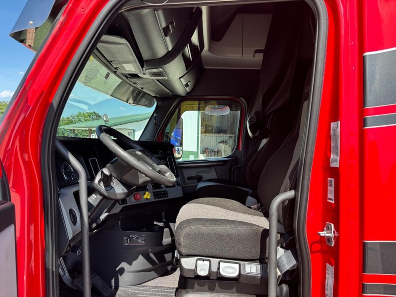 Freightliner CASCADIA Vehicle Full-screen Gallery Image 15