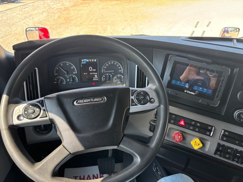 Freightliner CASCADIA Vehicle Full-screen Gallery Image 16