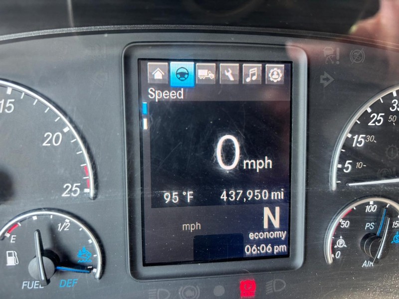 Freightliner CASCADIA Vehicle Full-screen Gallery Image 17