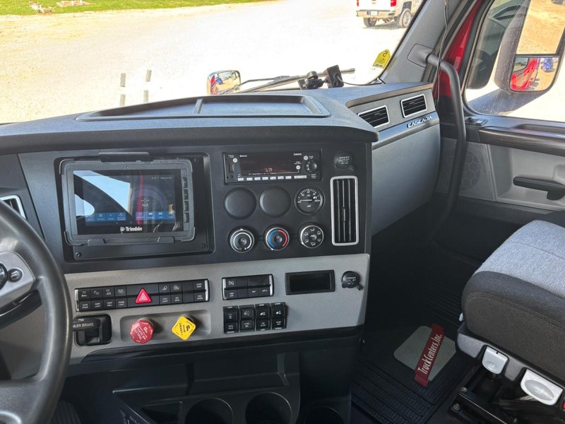 Freightliner CASCADIA Vehicle Full-screen Gallery Image 18