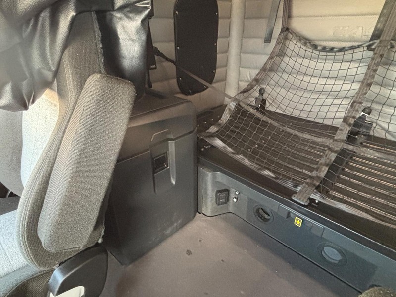 Freightliner CASCADIA Vehicle Full-screen Gallery Image 20