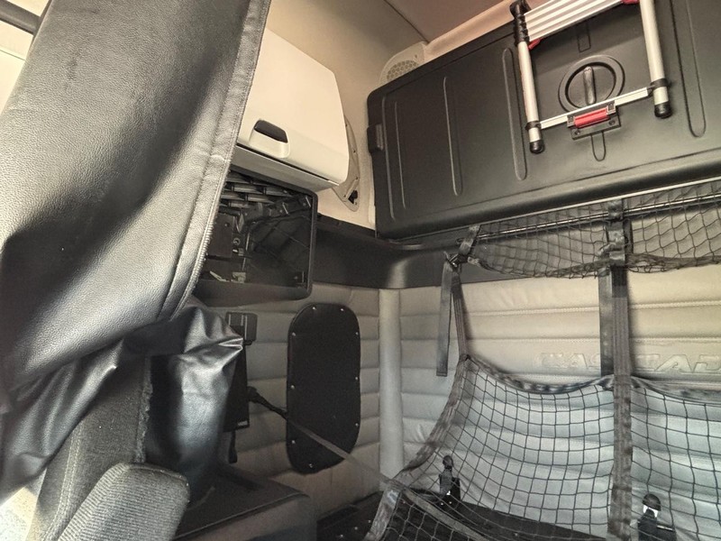 Freightliner CASCADIA Vehicle Full-screen Gallery Image 21