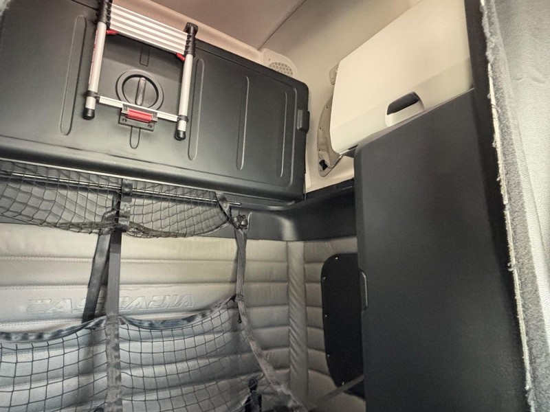 Freightliner CASCADIA Vehicle Full-screen Gallery Image 23