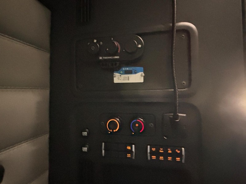 Freightliner CASCADIA Vehicle Full-screen Gallery Image 24