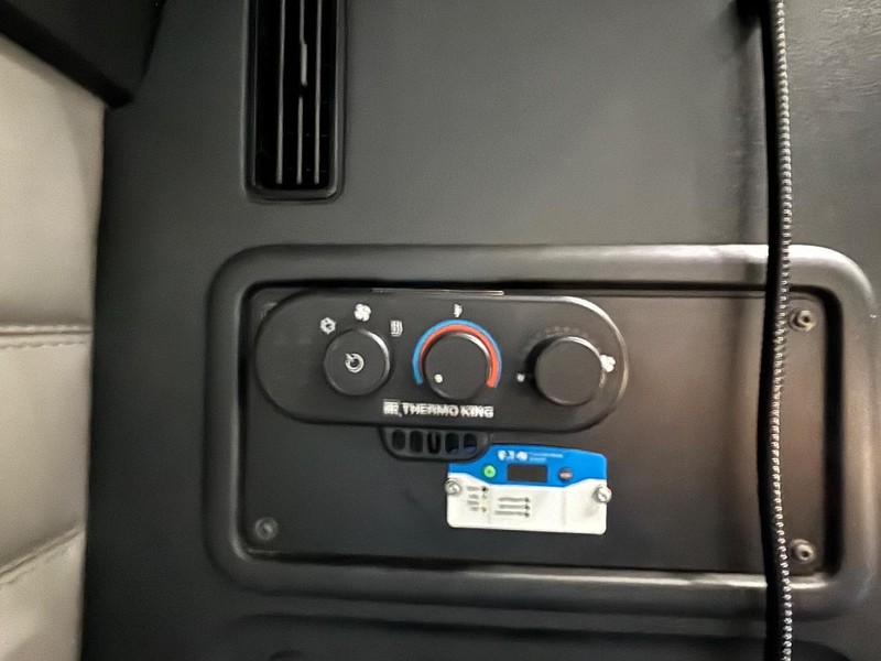 Freightliner CASCADIA Vehicle Full-screen Gallery Image 25