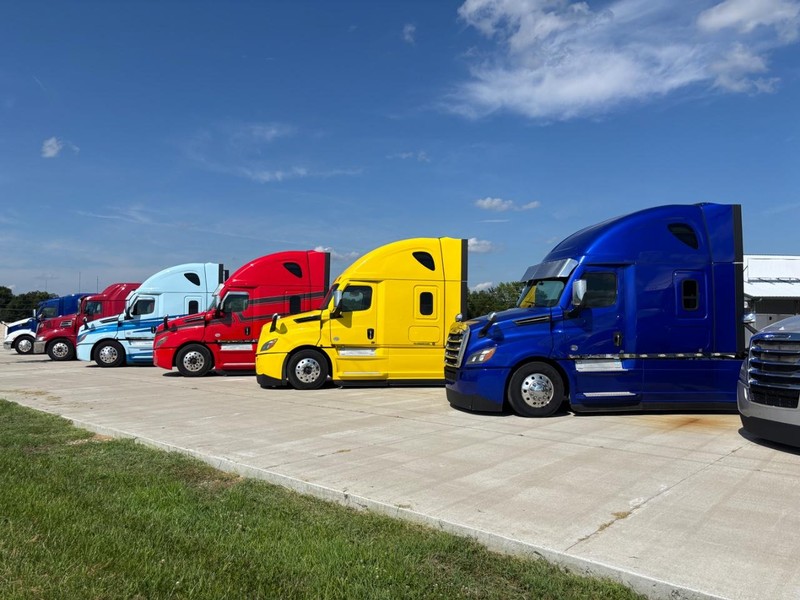 Freightliner CASCADIA Vehicle Full-screen Gallery Image 26