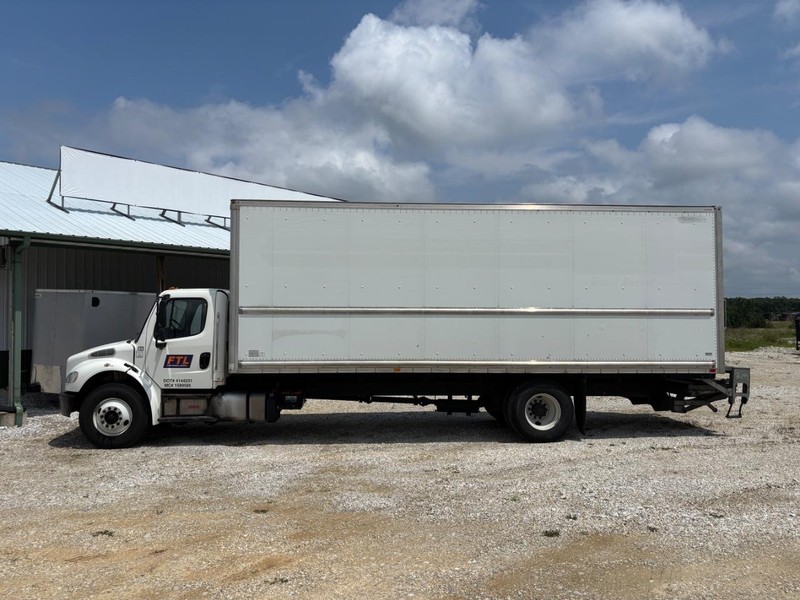 Freightliner M2 Vehicle Full-screen Gallery Image 02