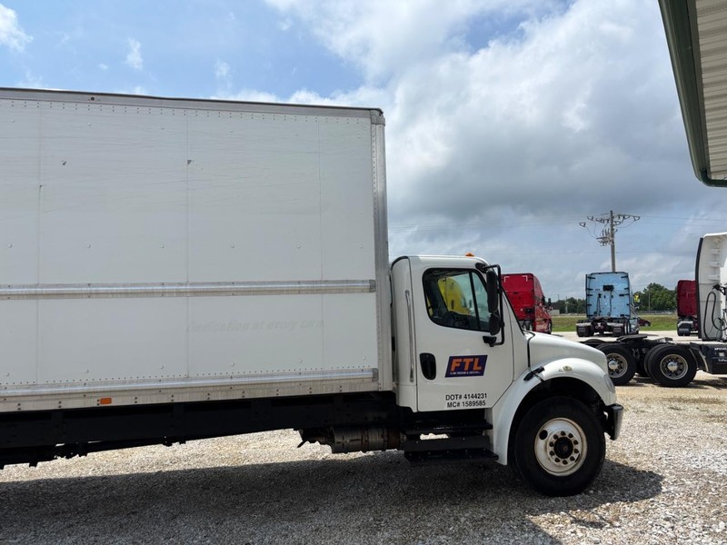 Freightliner M2 Vehicle Full-screen Gallery Image 04