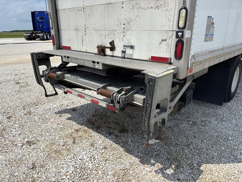 Freightliner M2 Vehicle Full-screen Gallery Image 07