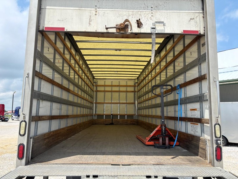 Freightliner M2 Vehicle Full-screen Gallery Image 13