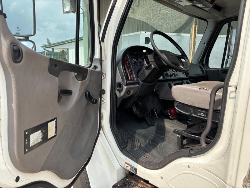Freightliner M2 Vehicle Full-screen Gallery Image 15