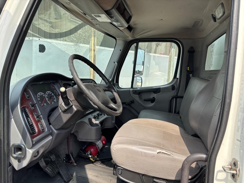 Freightliner M2 Vehicle Full-screen Gallery Image 16