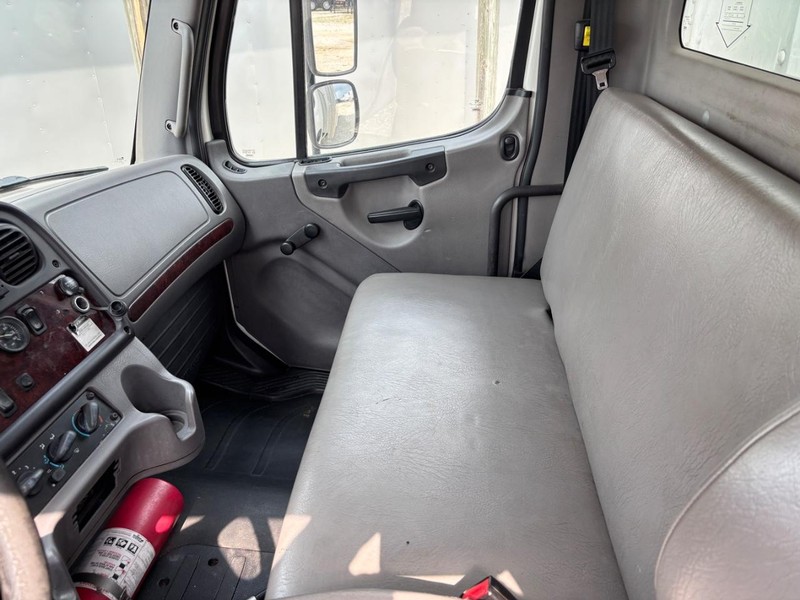 Freightliner M2 Vehicle Full-screen Gallery Image 17