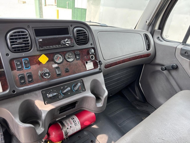 Freightliner M2 Vehicle Full-screen Gallery Image 18