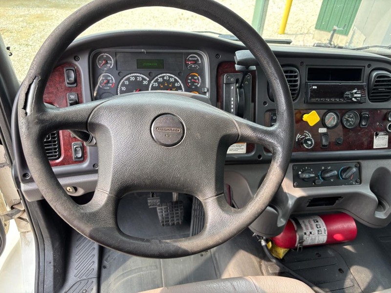 Freightliner M2 Vehicle Full-screen Gallery Image 19