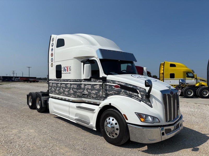 Peterbilt 579 Vehicle Full-screen Gallery Image 02