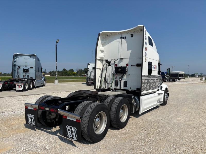 Peterbilt 579 Vehicle Full-screen Gallery Image 03