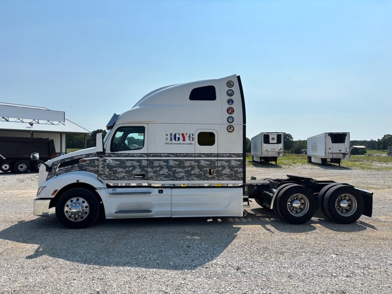 Peterbilt 579 Vehicle Full-screen Gallery Image 05