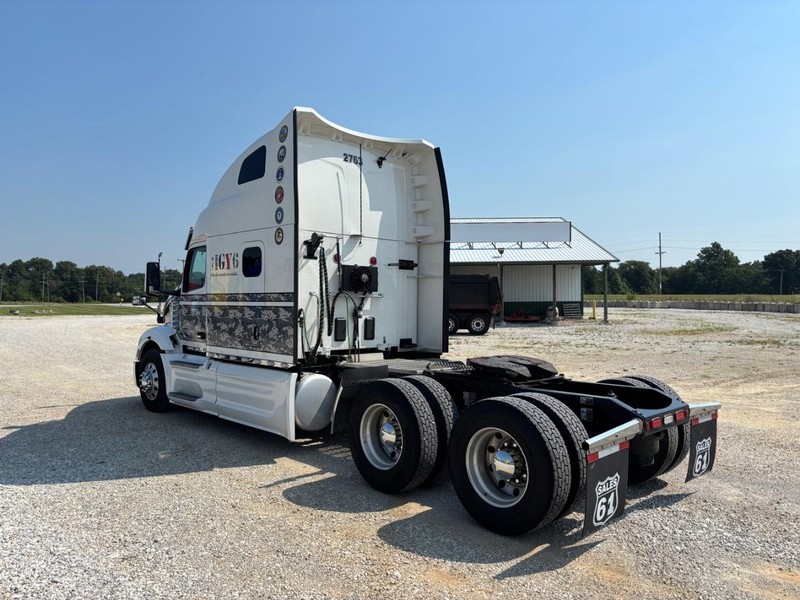 Peterbilt 579 Vehicle Full-screen Gallery Image 06