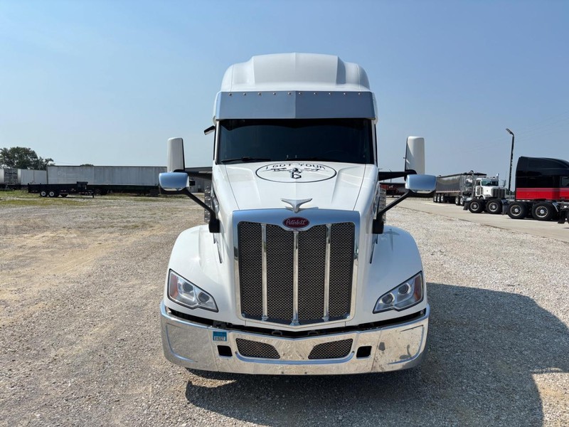 Peterbilt 579 Vehicle Full-screen Gallery Image 07