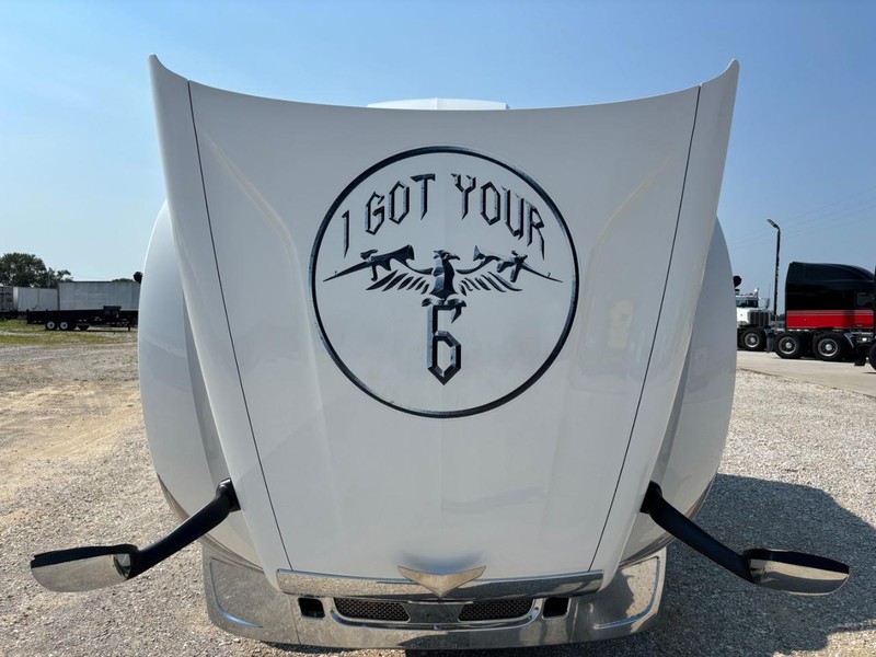 Peterbilt 579 Vehicle Full-screen Gallery Image 08