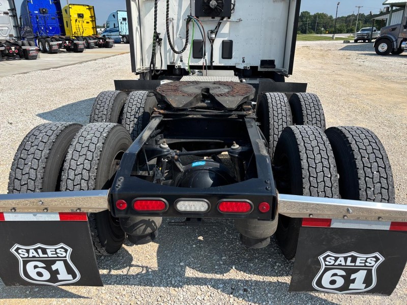 Peterbilt 579 Vehicle Full-screen Gallery Image 10