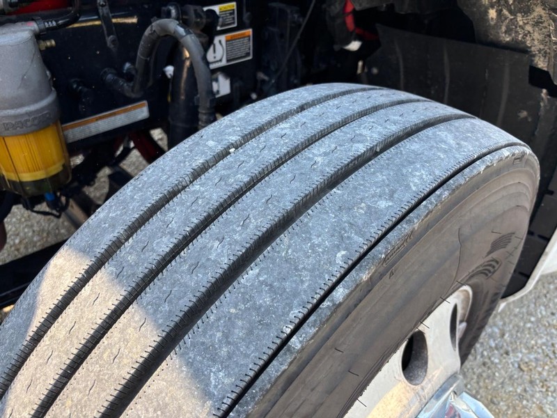 Peterbilt 579 Vehicle Full-screen Gallery Image 11