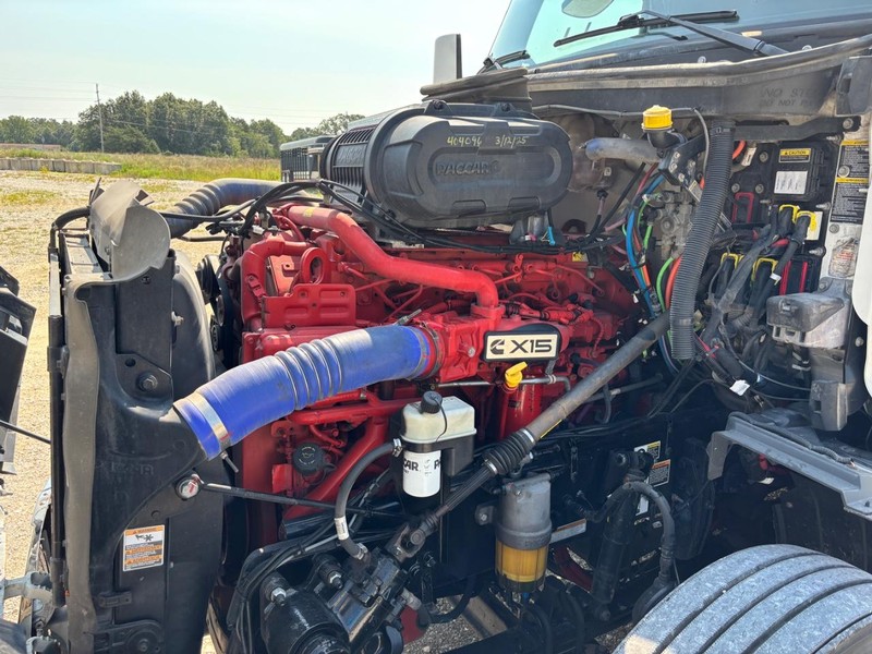 Peterbilt 579 Vehicle Full-screen Gallery Image 12