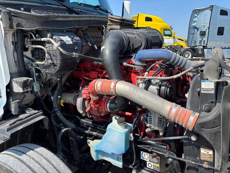 Peterbilt 579 Vehicle Full-screen Gallery Image 13