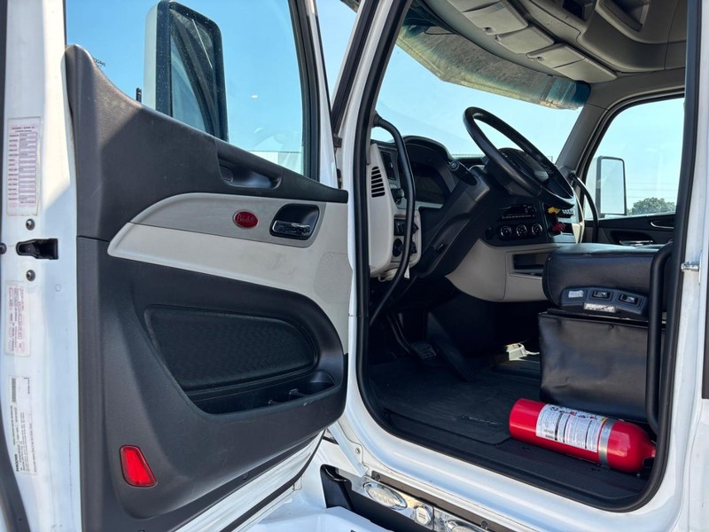 Peterbilt 579 Vehicle Full-screen Gallery Image 14