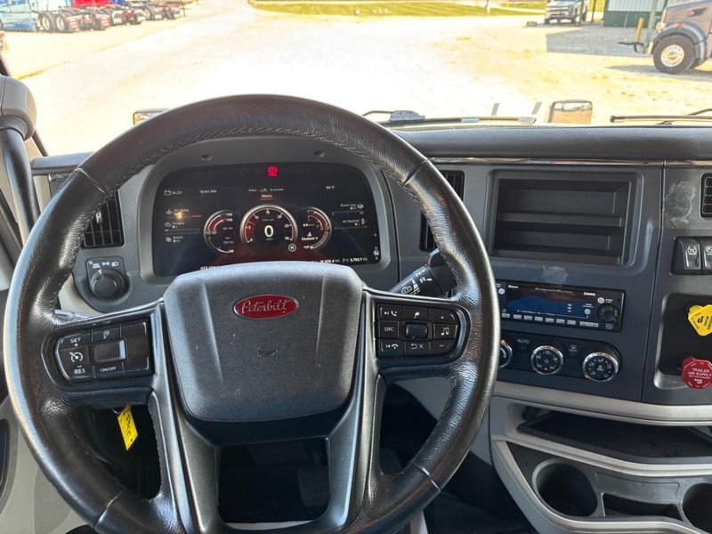 Peterbilt 579 Vehicle Full-screen Gallery Image 15