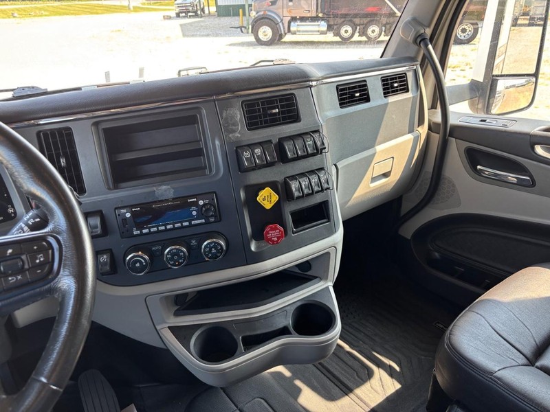 Peterbilt 579 Vehicle Full-screen Gallery Image 17