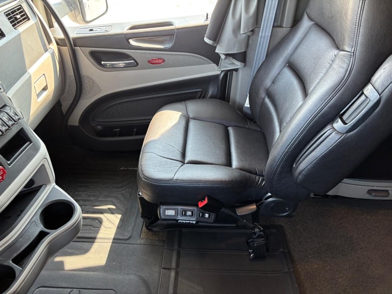 Peterbilt 579 Vehicle Full-screen Gallery Image 18