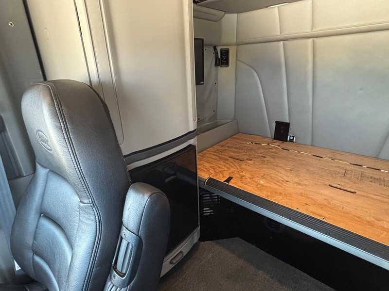 Peterbilt 579 Vehicle Full-screen Gallery Image 19