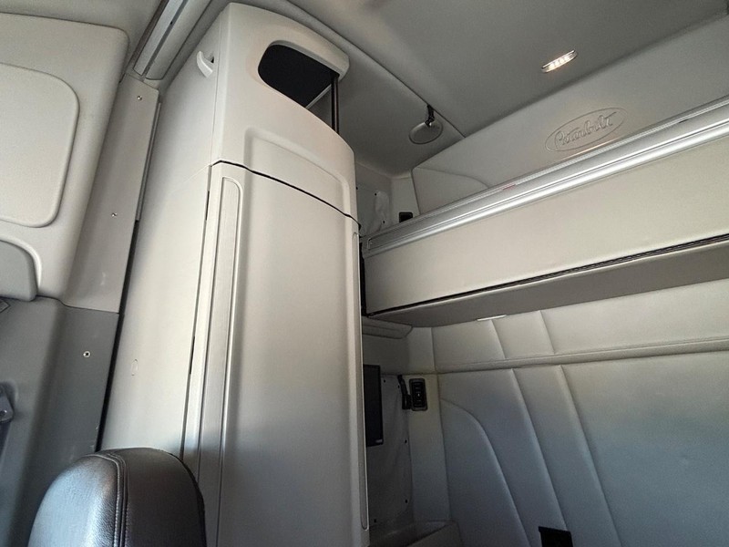Peterbilt 579 Vehicle Full-screen Gallery Image 20