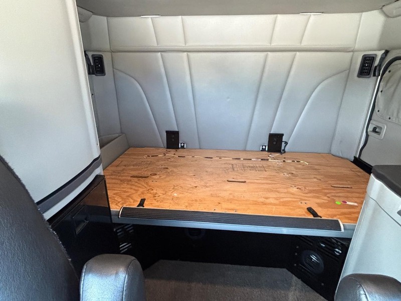 Peterbilt 579 Vehicle Full-screen Gallery Image 21