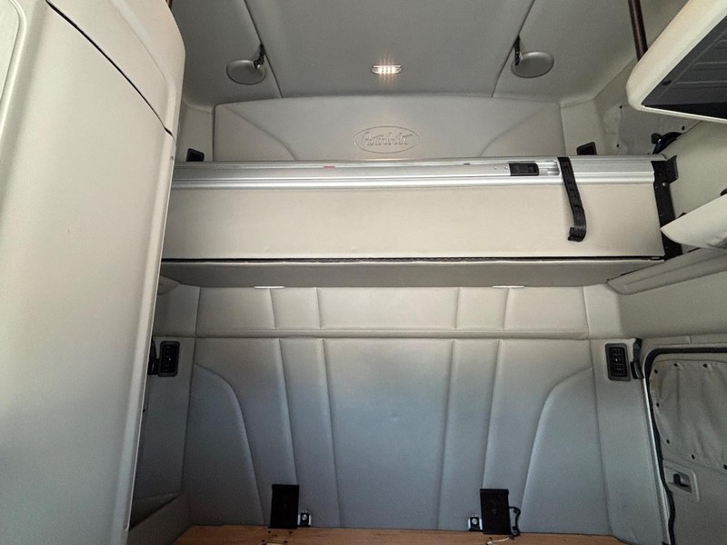 Peterbilt 579 Vehicle Full-screen Gallery Image 22