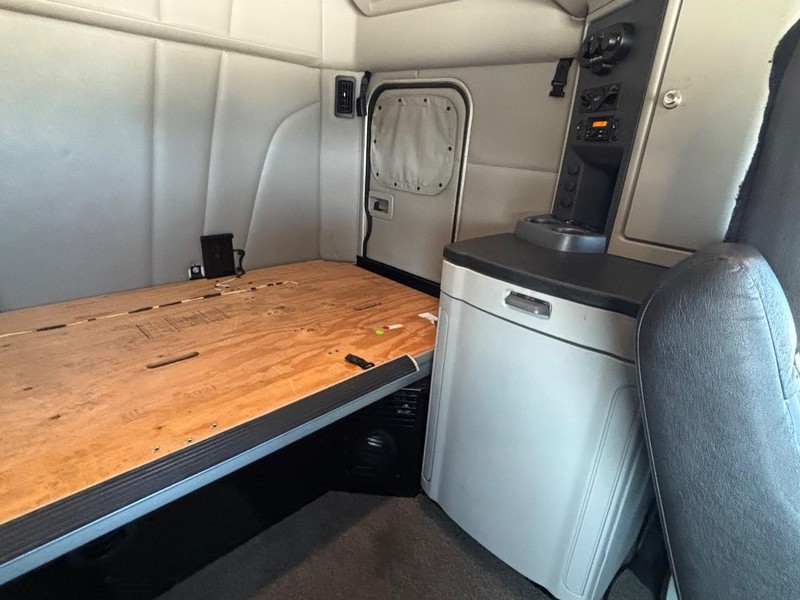 Peterbilt 579 Vehicle Full-screen Gallery Image 23