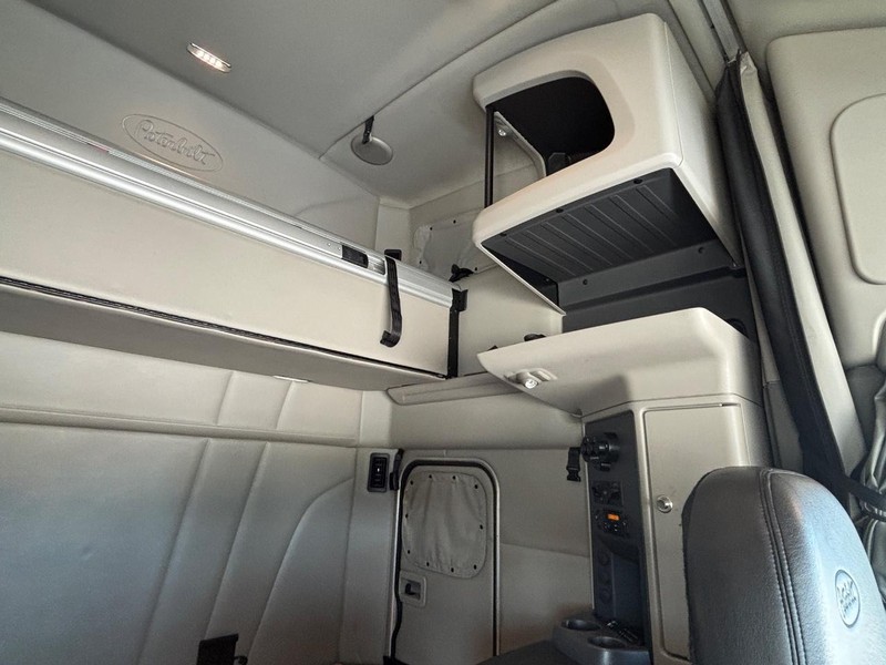 Peterbilt 579 Vehicle Full-screen Gallery Image 24