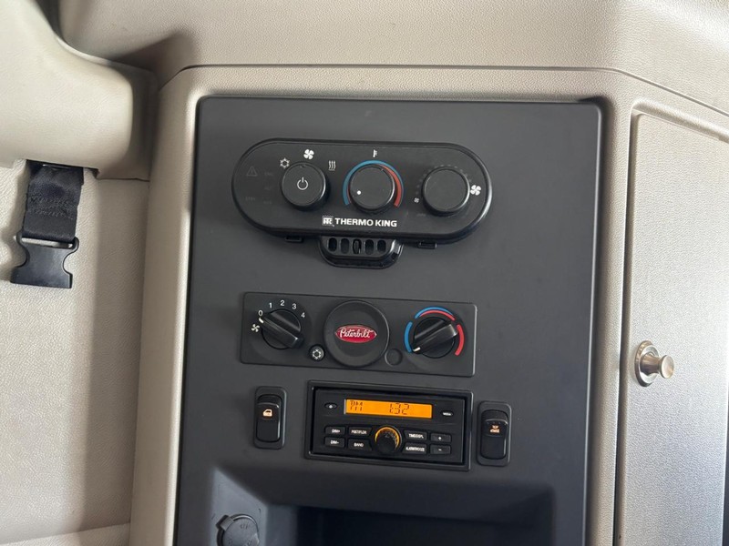 Peterbilt 579 Vehicle Full-screen Gallery Image 25