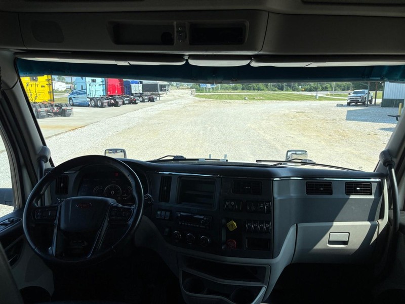 Peterbilt 579 Vehicle Full-screen Gallery Image 26