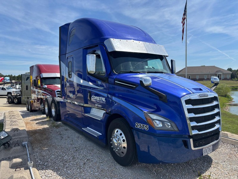 Freightliner CASCADIA Vehicle Full-screen Gallery Image 01