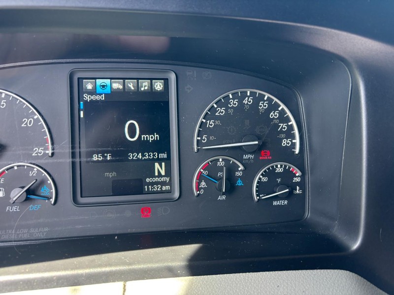 Freightliner CASCADIA Vehicle Full-screen Gallery Image 02