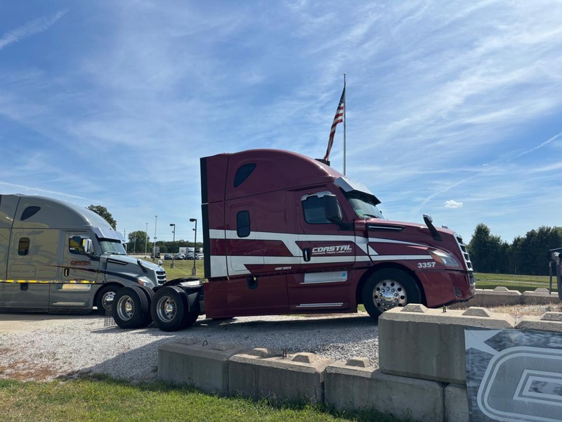 Freightliner CASCADIA Vehicle Full-screen Gallery Image 01