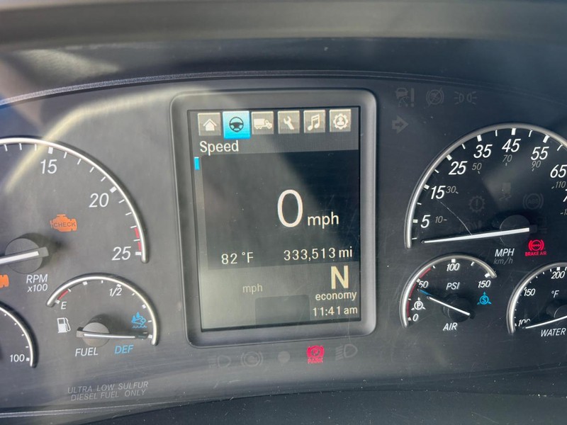 Freightliner CASCADIA Vehicle Full-screen Gallery Image 02