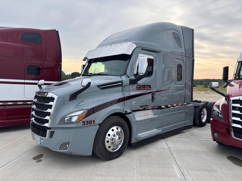 Freightliner CASCADIA Vehicle Full-screen Gallery Image 01