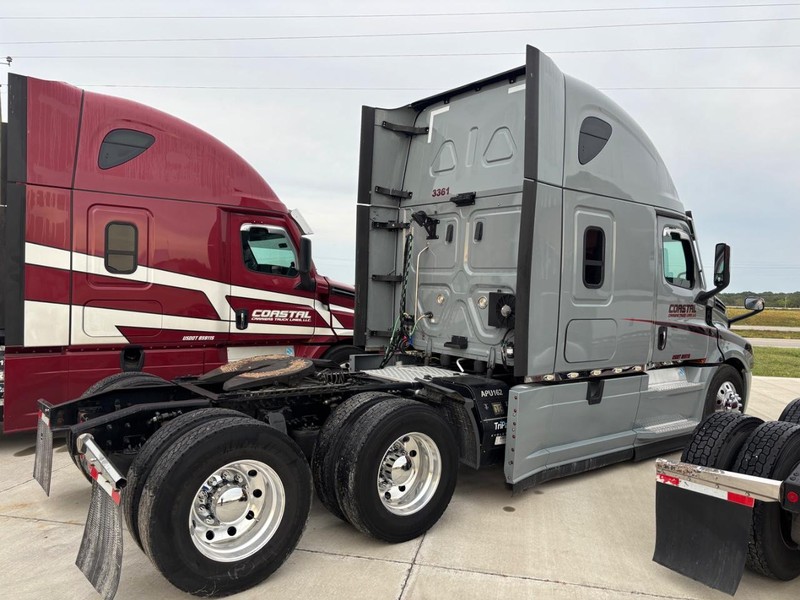 Freightliner CASCADIA Vehicle Full-screen Gallery Image 02