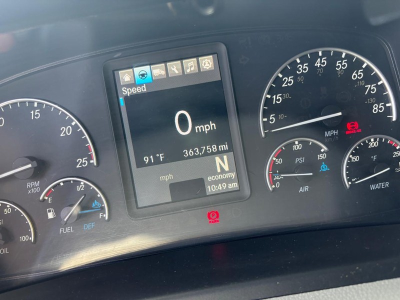 Freightliner CASCADIA Vehicle Full-screen Gallery Image 03