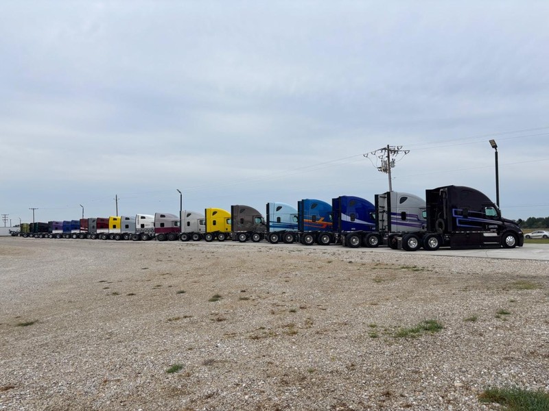 Freightliner CASCADIA Vehicle Full-screen Gallery Image 04