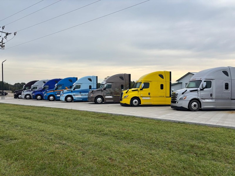 Freightliner CASCADIA Vehicle Full-screen Gallery Image 05